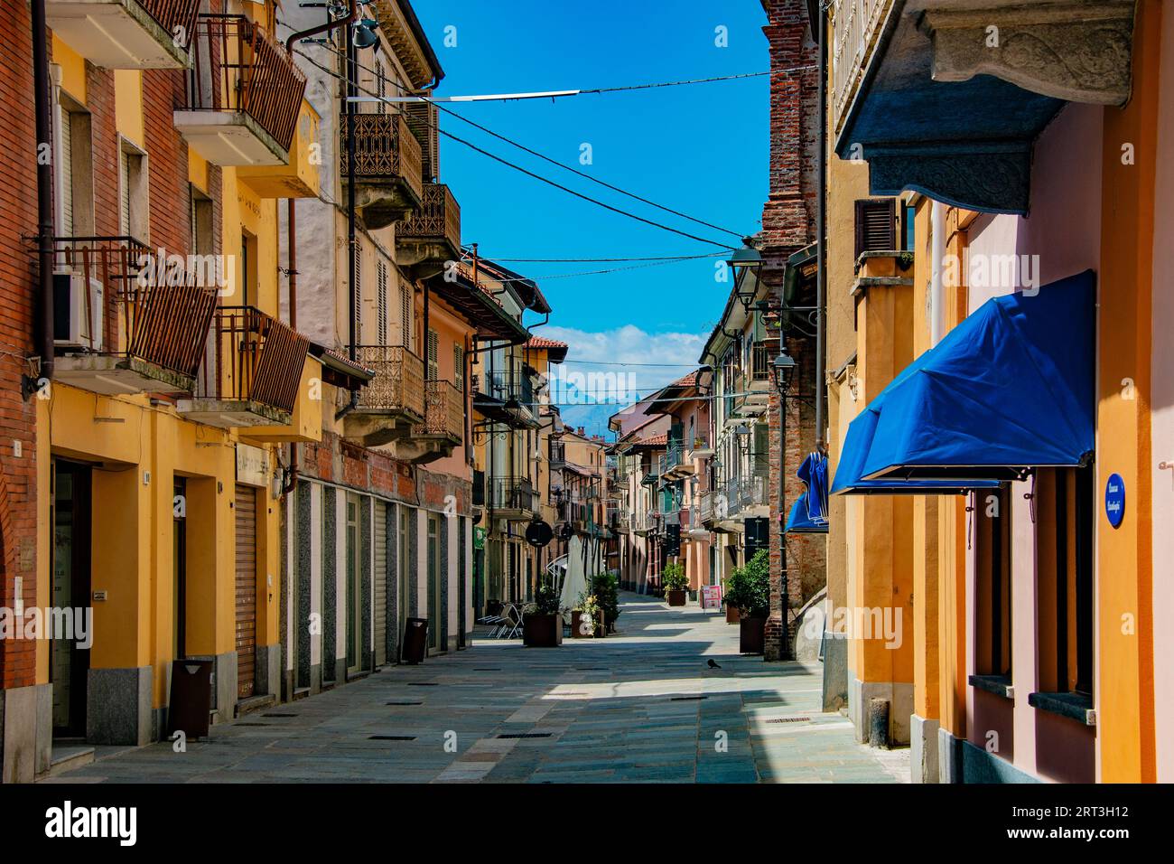 Bellissimi sentieri coperti nella storica città medievale di Cirié, Torino, Piemonte, Italia Foto Stock