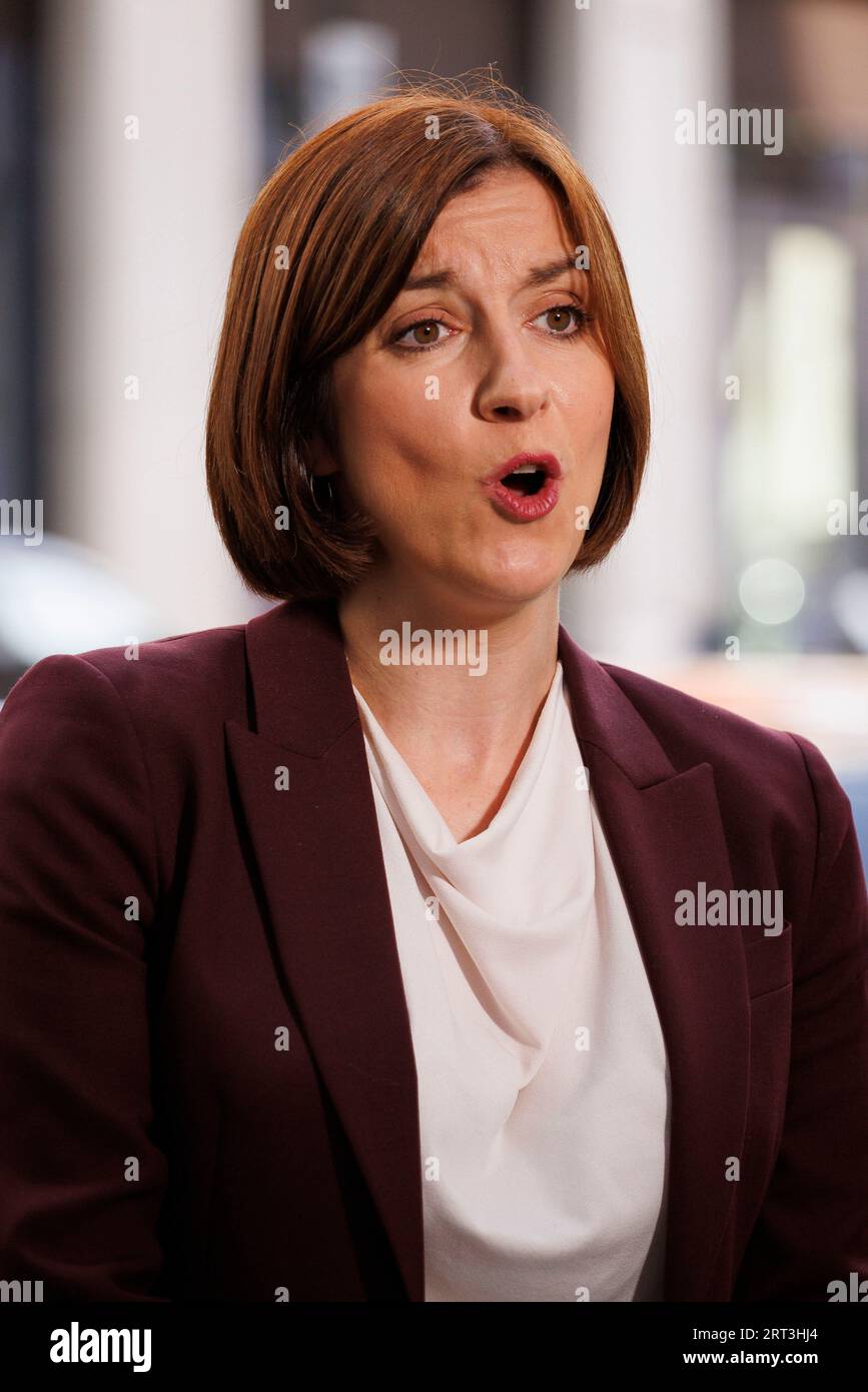 Il segretario di stato ombra per l'istruzione Bridget Phillipson MP dà un'intervista al di fuori della BBC dopo essere apparso in uno show politico Sunday con Laura Kuenss Foto Stock