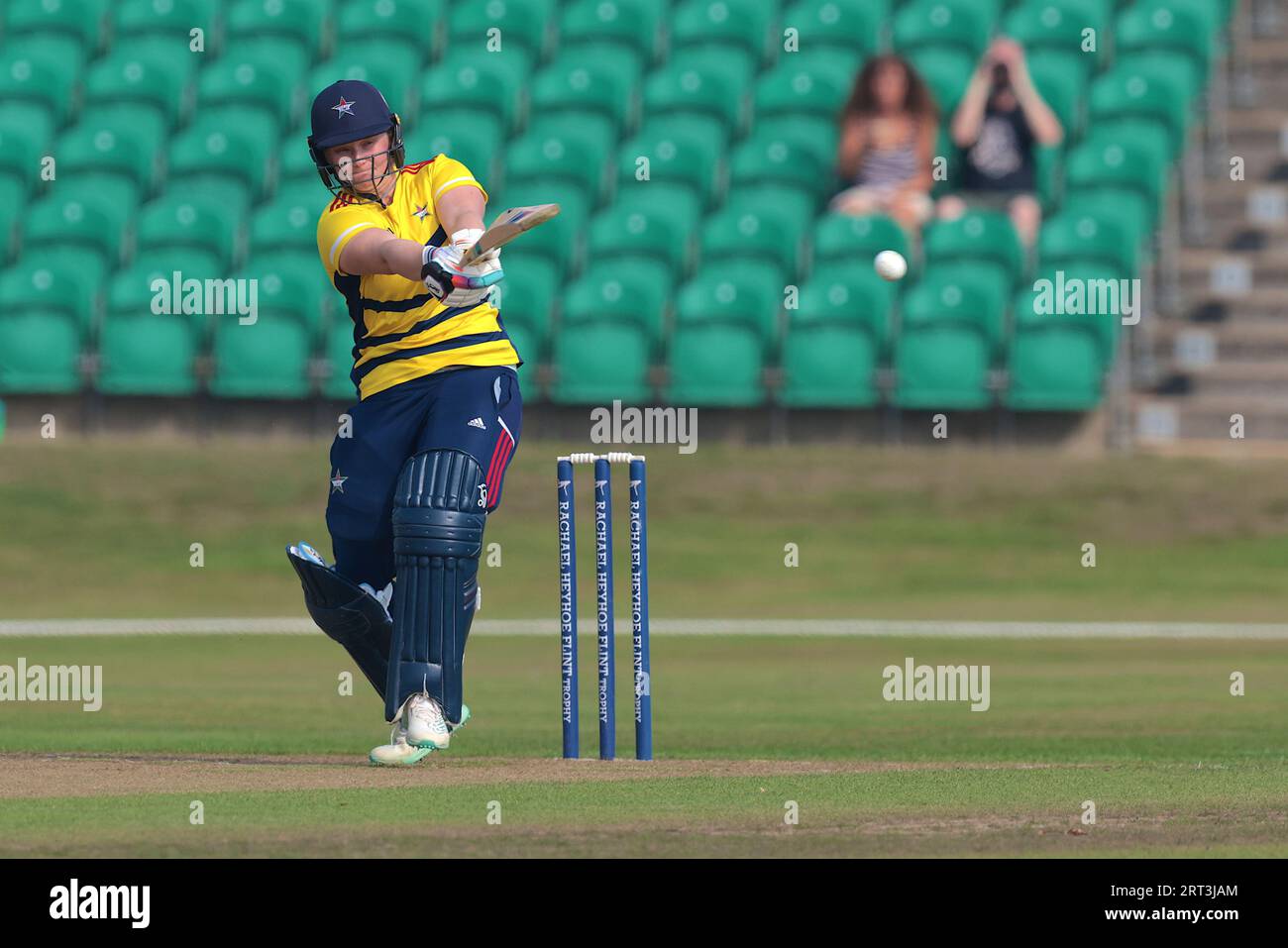 Londra, Regno Unito. 10 settembre 2023. Gli Star's Bryony Smith battono in battuta mentre le South East Stars affrontano Blaze nel Rachael Heyoe-Flint Trophy match al County Ground di Beckenham. Credito: David Rowe/Alamy Live News Foto Stock