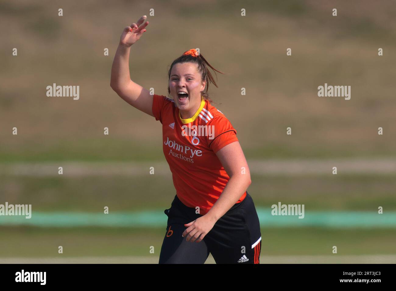 Londra, Regno Unito. 10 settembre 2023. Grace Ballinger of the Blaze festeggia dopo aver preso il wicket di Kira Chathli mentre le stelle del sud-est affrontano Blaze nel Rachael Heyoe-Flint Trophy match al County Ground di Beckenham. Credito: David Rowe/Alamy Live News Foto Stock