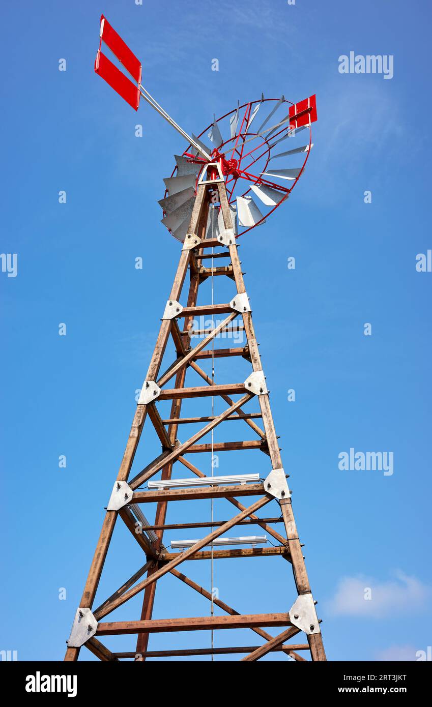 Una vecchia pompa a vento contro il cielo blu. Foto Stock