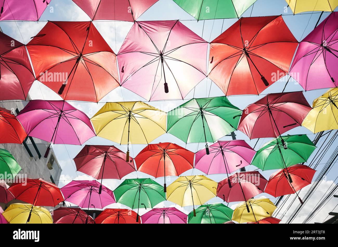 Appendere ombrelli colorati contro il cielo. Foto Stock