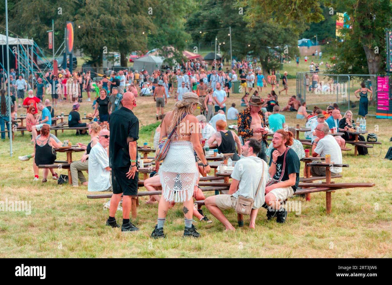 Rilassatevi a un festival musicale. Mucky Weekender Festival, Vicarage Farm, Woodmancott, vicino a Winchester, Hampshire, REGNO UNITO Foto Stock