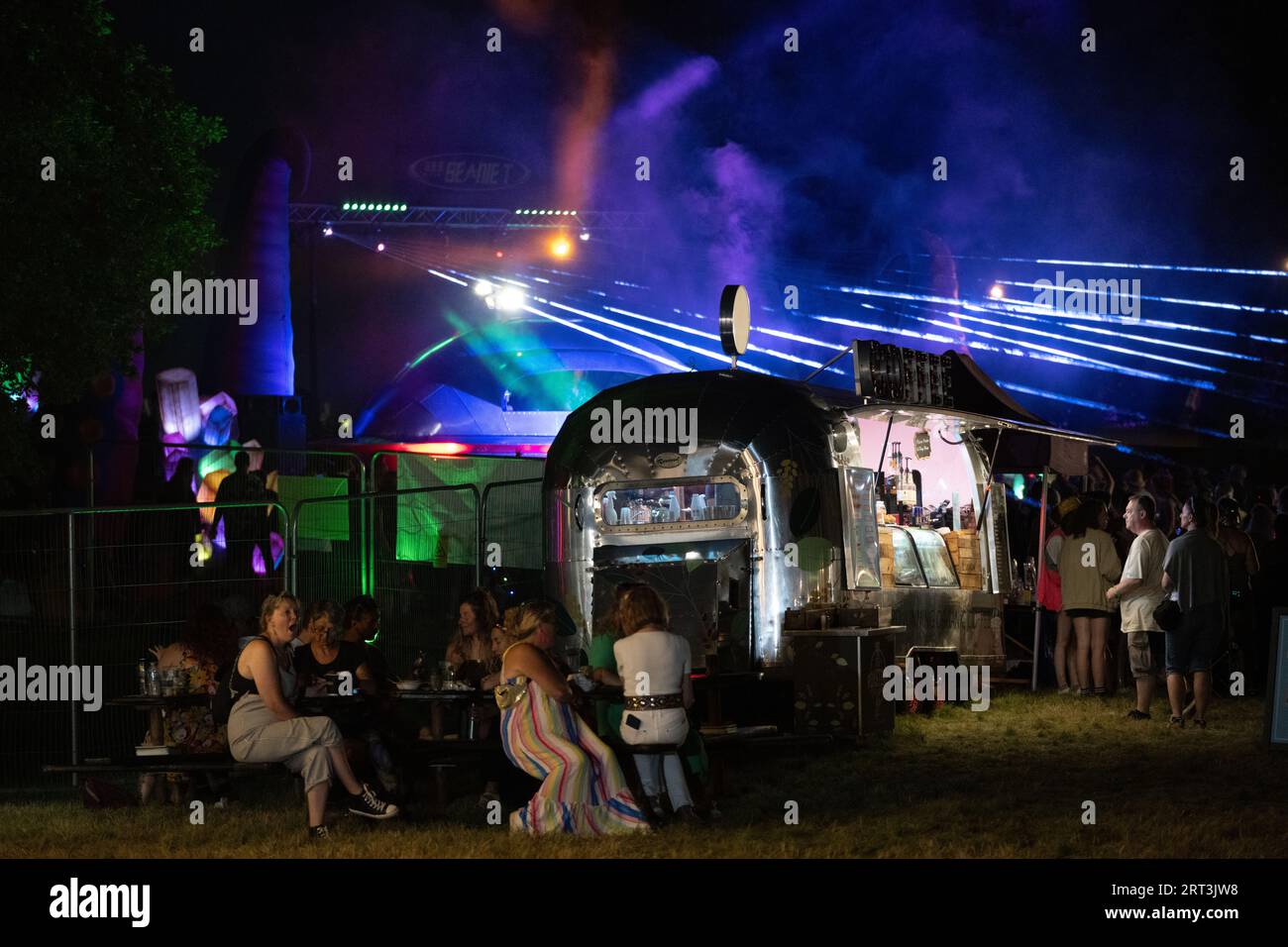 Serata con laser e caffè in un festival musicale. Mucky Weekender Festival, Vicarage Farm, Woodmancott, vicino a Winchester, Hampshire, REGNO UNITO Foto Stock