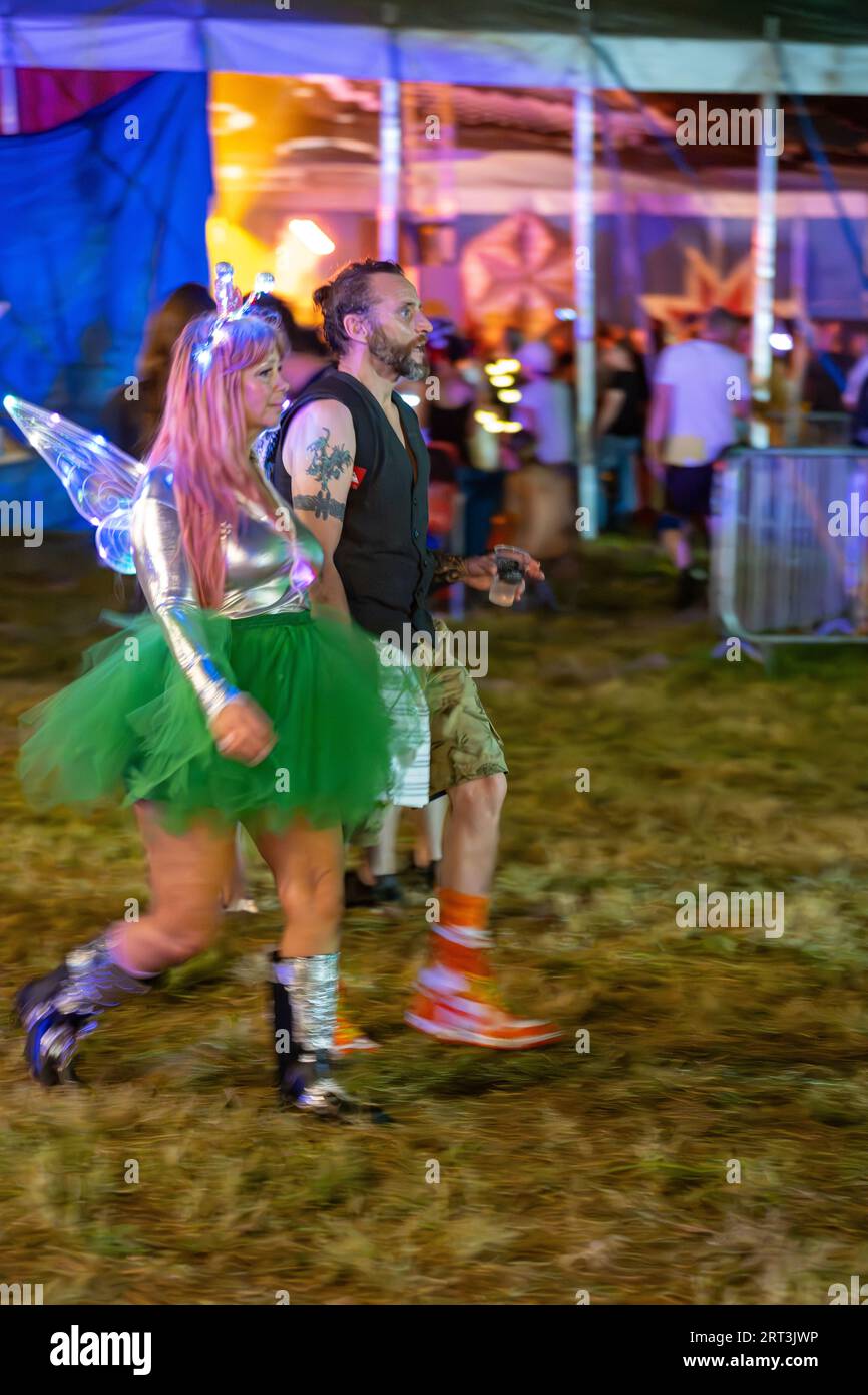Coppia Festival che si veste. Festival musicale. Mucky Weekender Festival, Vicarage Farm, Woodmancott, vicino a Winchester, Hampshire, REGNO UNITO Foto Stock