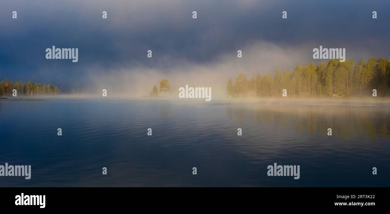 Vista panoramica del nebbioso paesaggio mattutino autunnale sul lago Isteren a Engerdal kommune, Norvegia, Scandinavia. Foto Stock