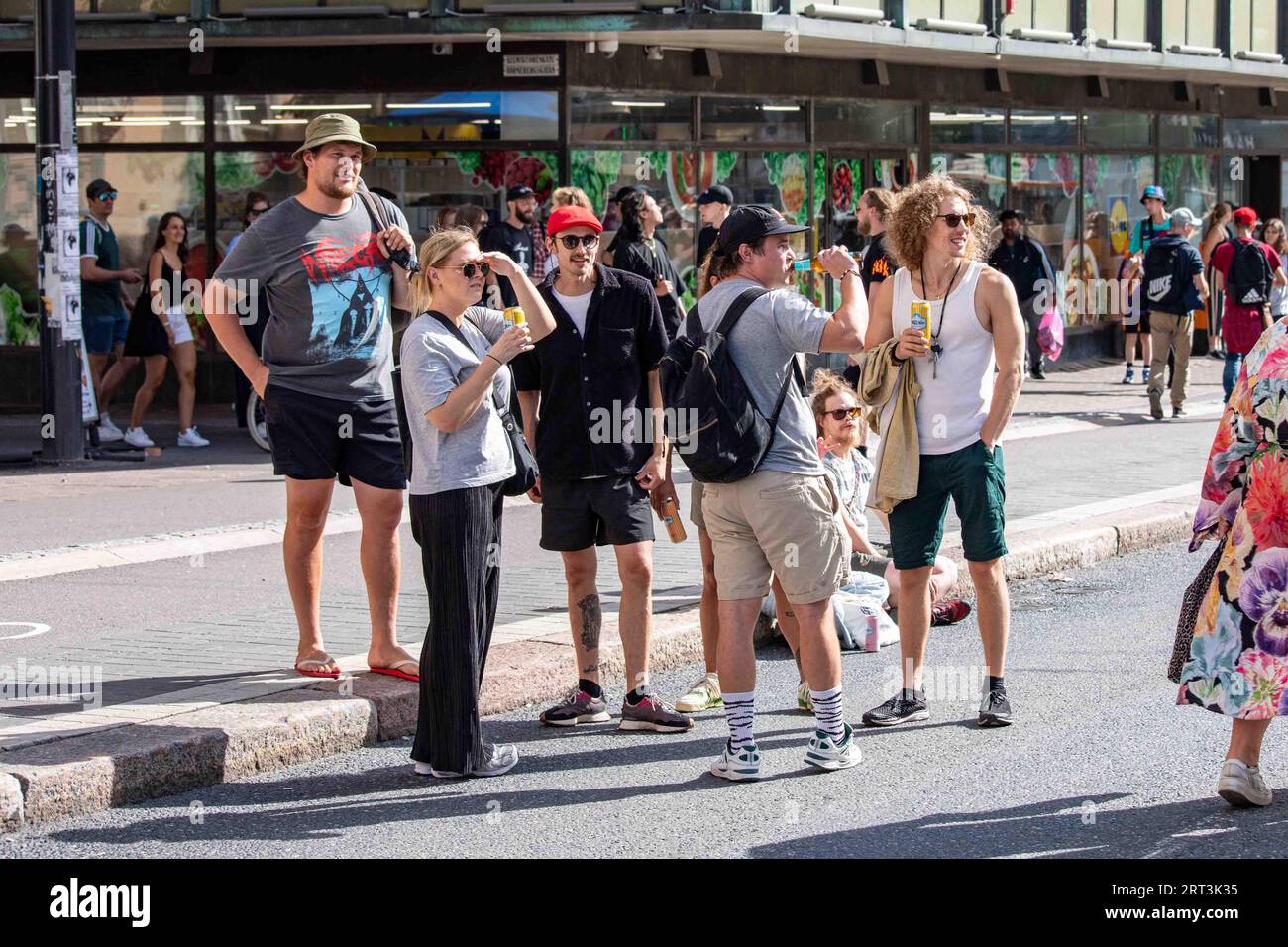 Giovani in strada in una soleggiata giornata estiva al Kallio Block Party 2023 nel quartiere Sörnäinen di Helsinki, Finlandia Foto Stock