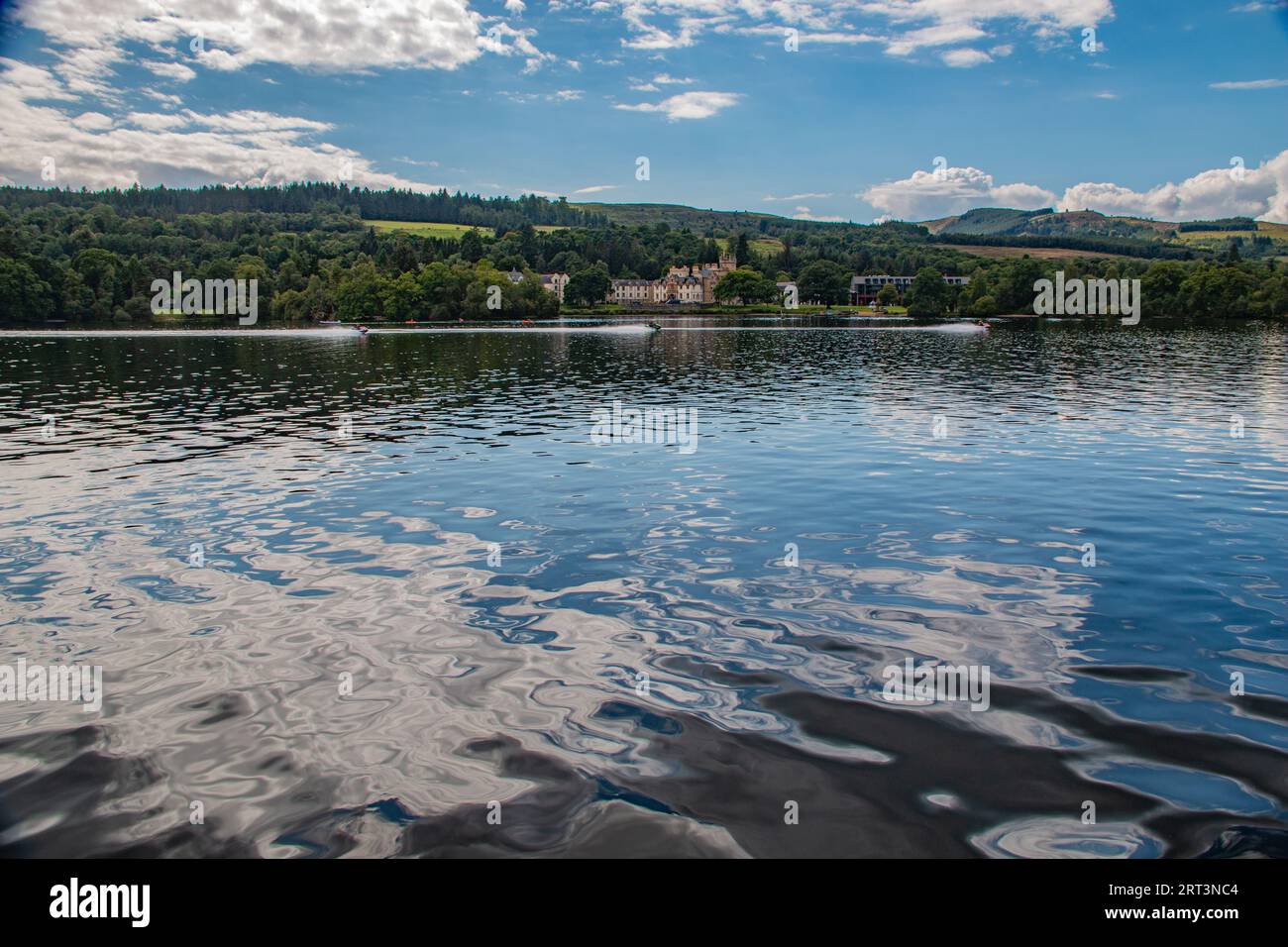 Splendida vista sul Loch Lomond in una splendida giornata di sole, in Scozia Foto Stock