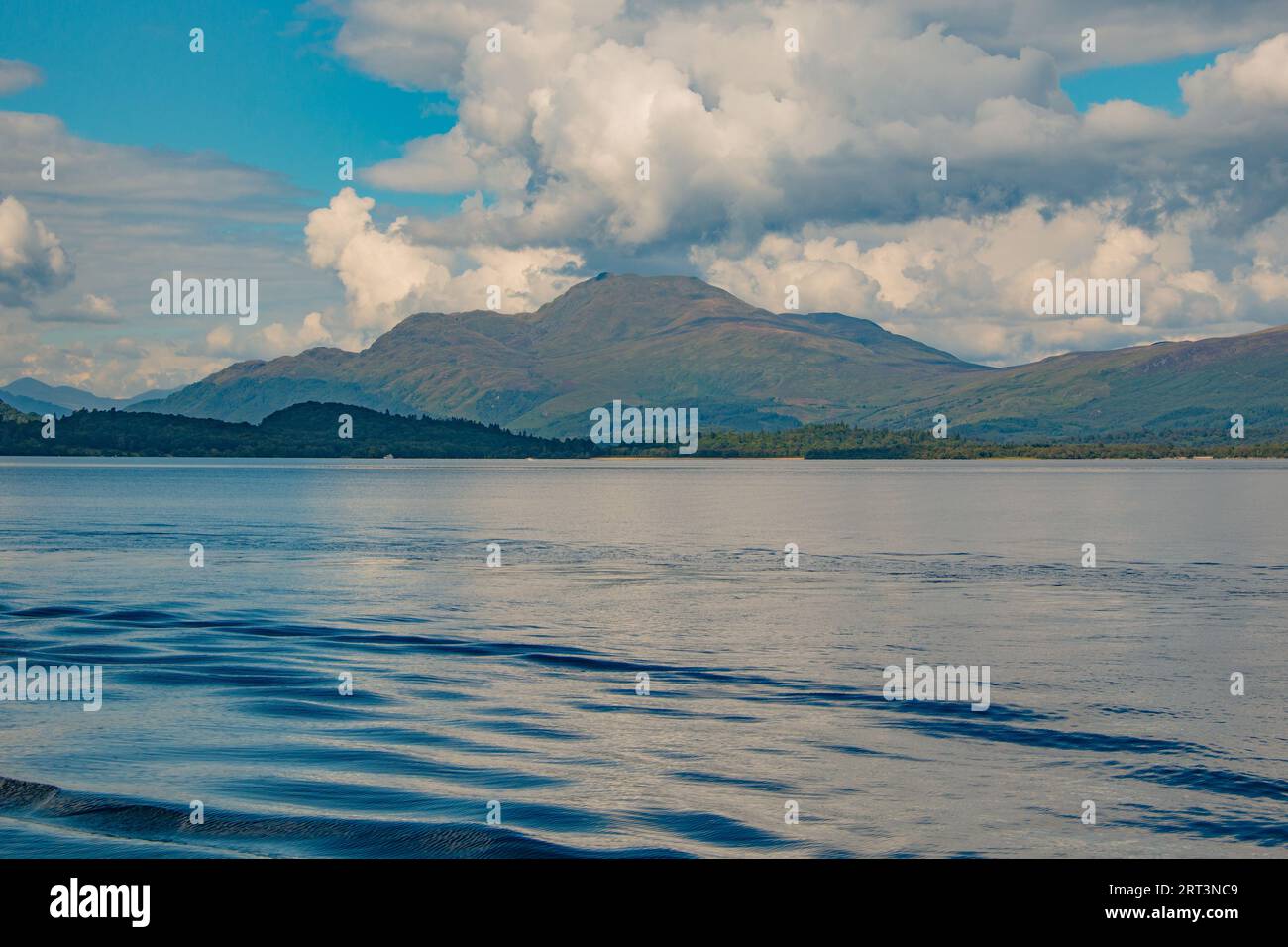 Splendida vista sul Loch Lomond in una splendida giornata di sole, in Scozia Foto Stock