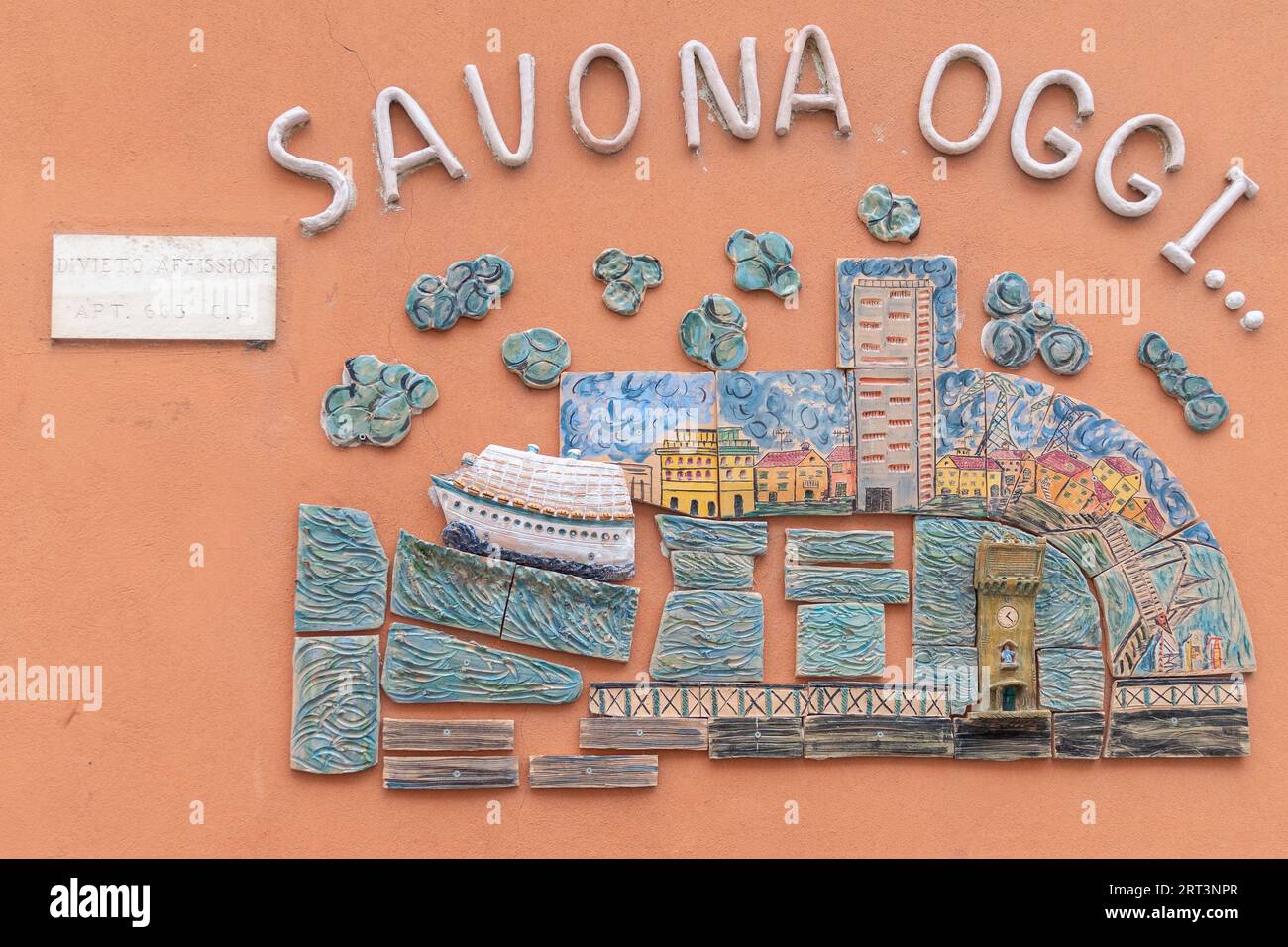 Dettaglio di una decorazione murale in ceramica sulla facciata di un asilo che raffigura il porto di Savona, Liguria, Italia Foto Stock