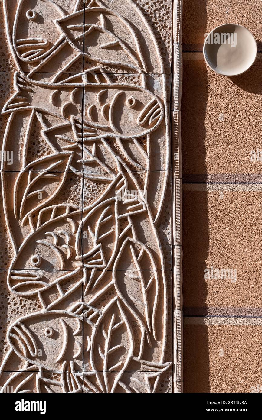 Primo piano di una parete decorata con piastrelle di ceramica raffiguranti pesci e foglie in una strada della città di mare, Albissola Marina, Savona, Liguria, Italia Foto Stock