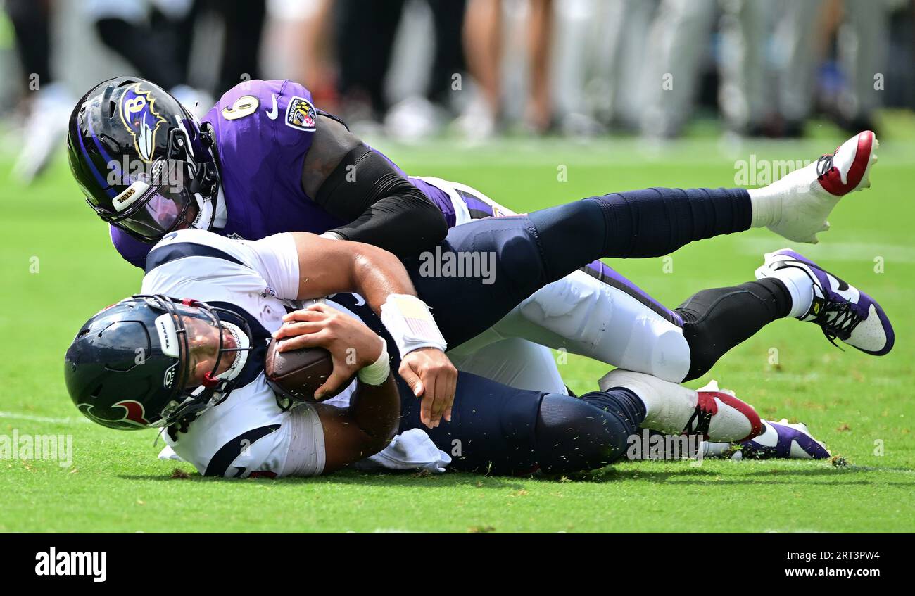 Baltimora, Stati Uniti. 10 settembre 2023. Il quarterback degli Houston Texans C.J. Stroud (7) fu svincolato per una sconfitta dal linebacker dei Baltimore Ravens Patrick Queen (6) durante il primo tempo del debutto casalingo dei Baltimore Ravens al M&T Bank Stadium di Baltimora, Maryland, domenica 10 settembre 2023. Foto di David Tulis/UPI credito: UPI/Alamy Live News Foto Stock