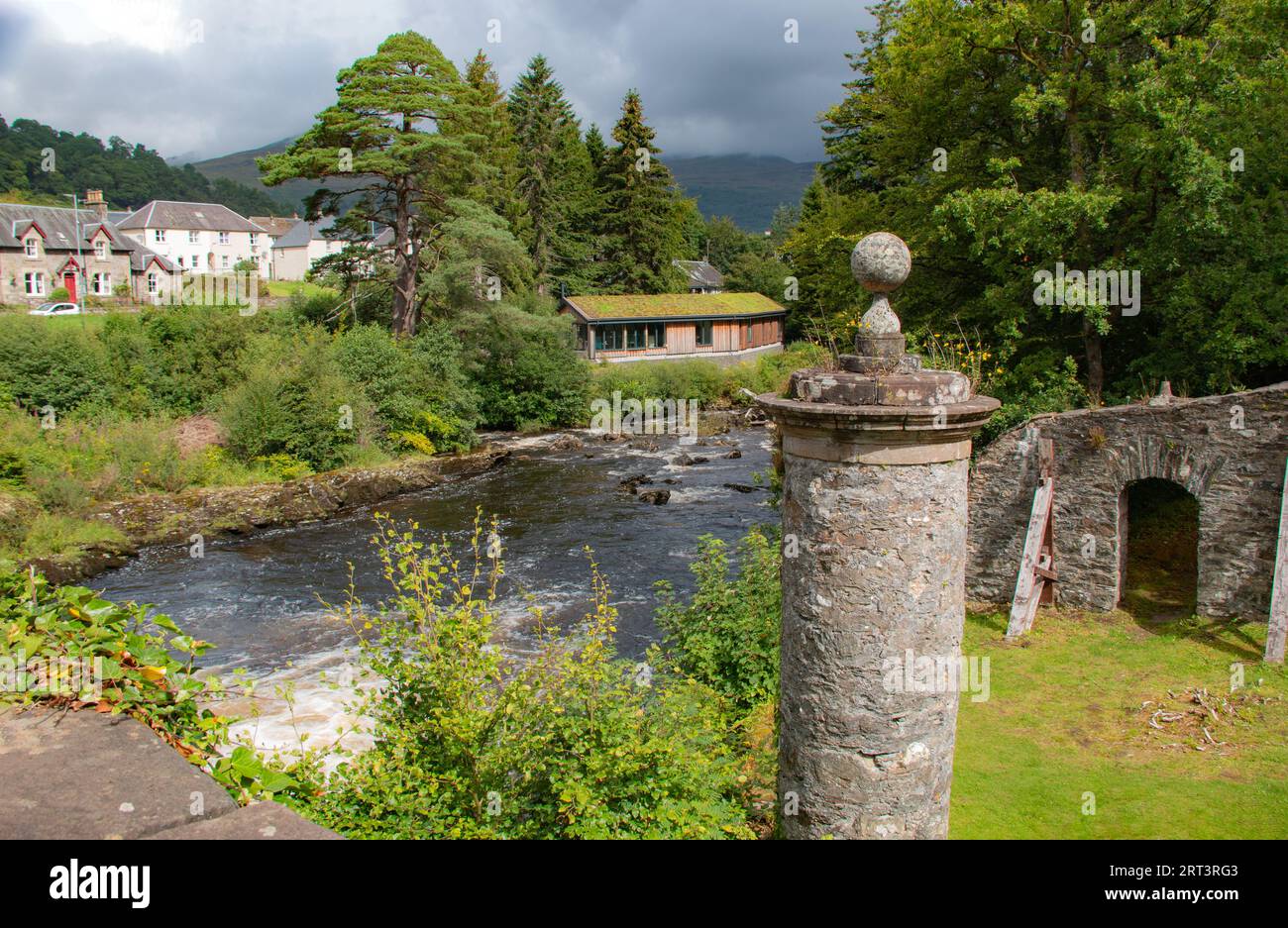 Isola di Inchbuie, l'antico cimitero del Clan McNab, alle cascate di Dochart, Killin, Scozia Foto Stock