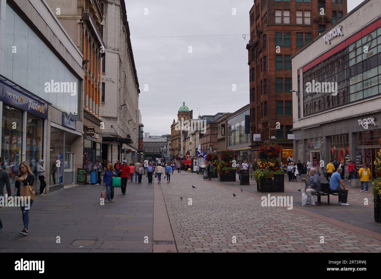 Glasgow, Scozia (Regno Unito): Passanti e acquirenti in Argyle Street in una giornata nuvolosa Foto Stock