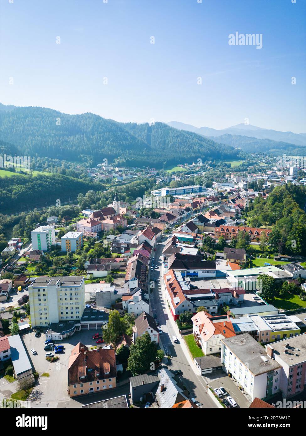 Vista aerea della città di Kindberg iin Stiria, Austria durante l'estate Foto Stock