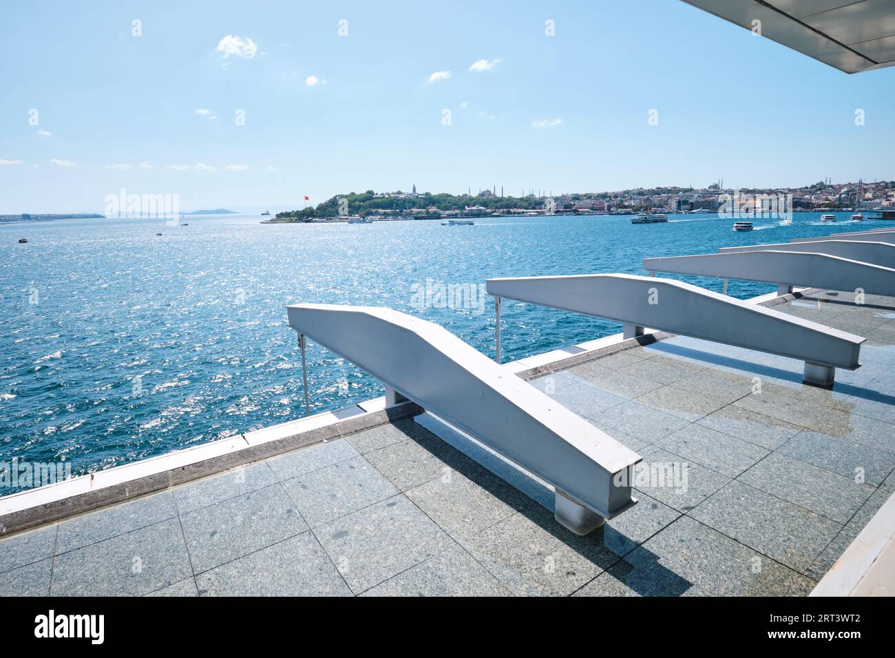 Istanbul, Turchia - 10 settembre 2023: Vista sul Bosforo dalla terrazza del Museo d'Arte moderna di Istanbul progettato dal laboratorio dell'edificio Renzo piano Foto Stock