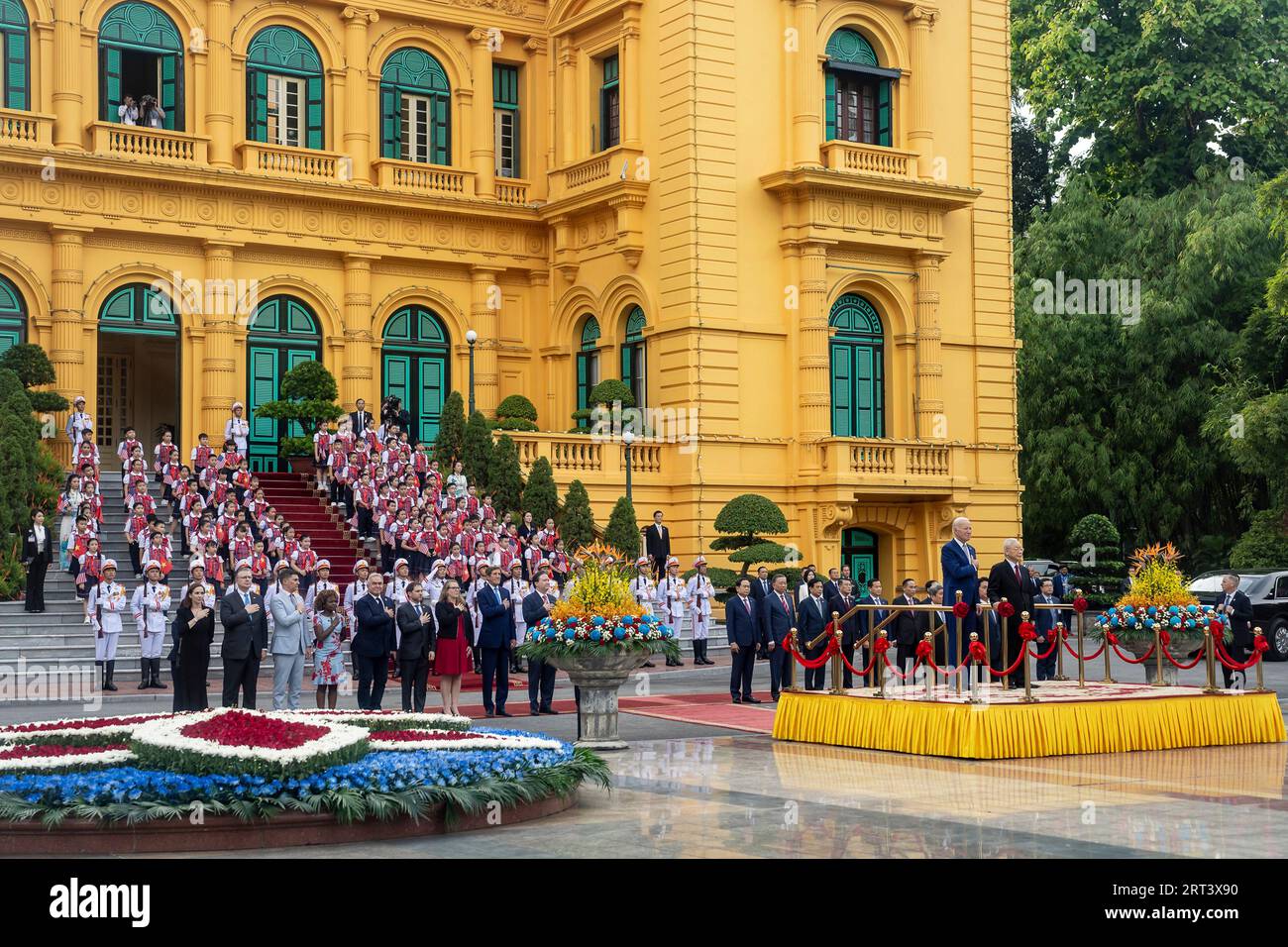 Hanoi, Vietnam. 10 settembre 2023. Il presidente degli Stati Uniti Joe Biden è in piedi con il segretario generale vietnamita del Partito Comunista Nguyen Phu Trong sul podio durante la cerimonia di benvenuto ufficiale al Palazzo Presidenziale, il 10 settembre 2023 ad Hanoi, in Vietnam. Credito: Adam Schultz/White House Photo/Alamy Live News Foto Stock