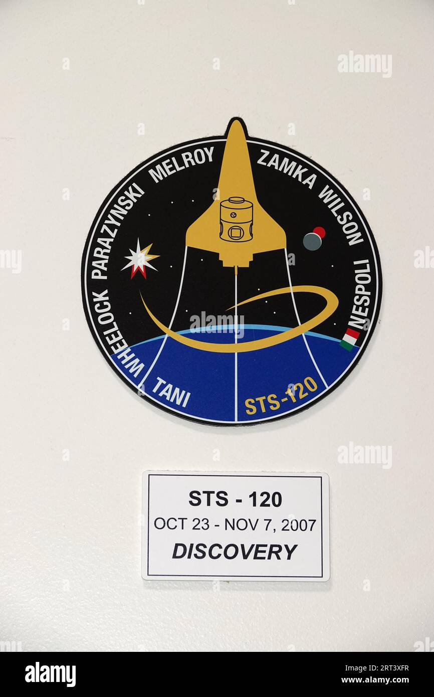 Immagine della patch spaziale per lo Space Transportation System-120 (Space Shuttle Discovery) in mostra allo Space Center Houston Foto Stock