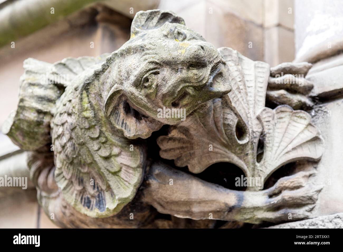 Gargoyle che decora la facciata del 19° secolo Manchester Crown Court in Minshull Street, Manchester, Inghilterra Foto Stock