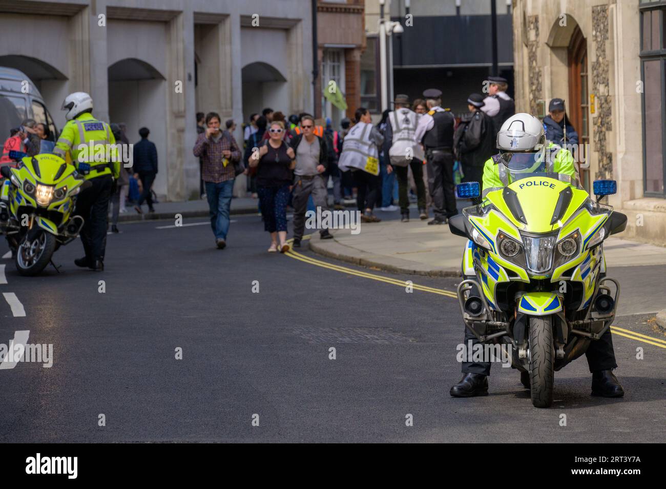 LONDRA - 22 aprile 2023: Le motociclette della polizia mantengono l'ordine alla marcia di protesta per la ribellione dell'estinzione a Londra, garantendo un ambiente sicuro per il clima Foto Stock