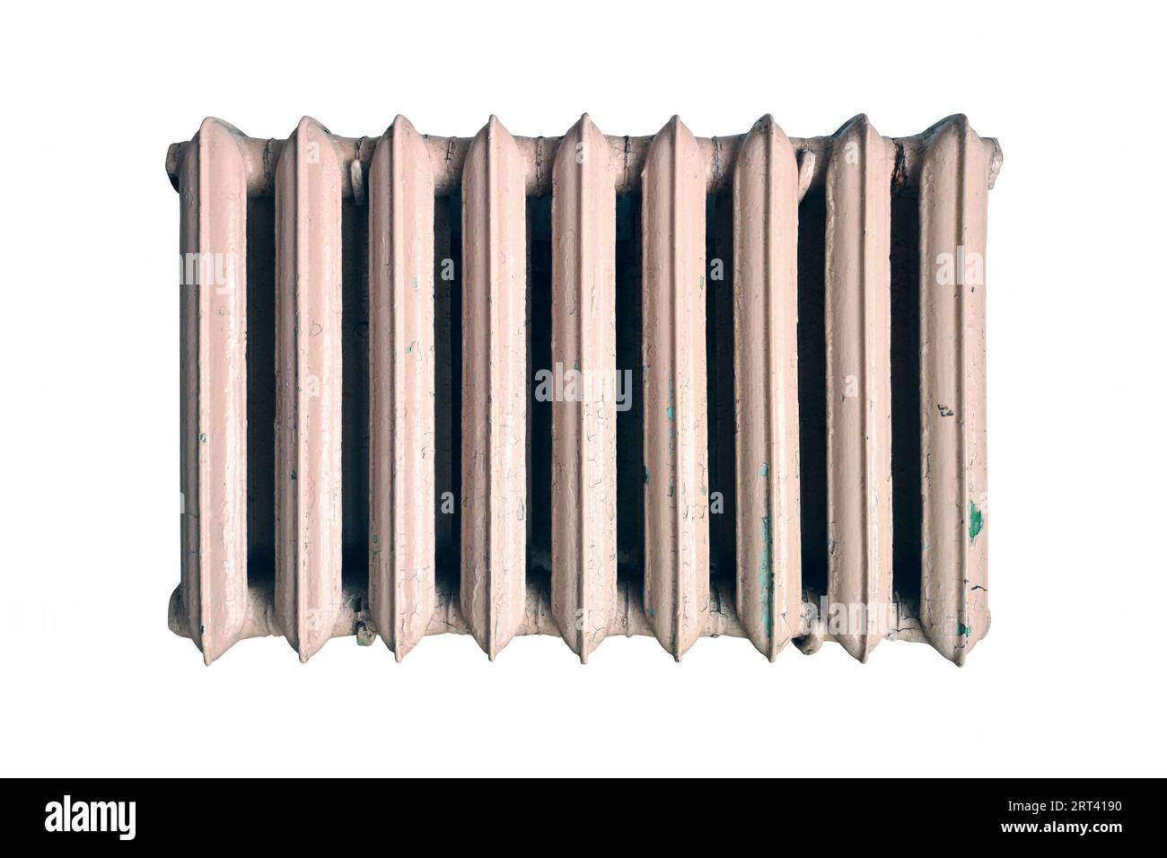 Vecchio radiatore in ghisa isolato su sfondo bianco. Un vecchio radiatore in ghisa Foto Stock