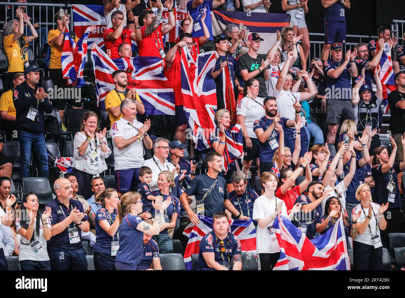 Düsseldorf, Germania. 10 settembre 2023. Sostenitori del team UK. Il Team UK gioca il Team Unconquered, composto da diverse nazioni, in una delle ultime partite dei round preliminari prima della finale della competizione di rugby in sedia a rotelle. Il team UK porta a casa la vittoria 18-9 in una partita animata. Gli Invictus Games 2023 giorno 1 delle competizioni. 21 nazioni partecipano ai giochi quest'anno. Crediti: Imageplotter/Alamy Live News Foto Stock