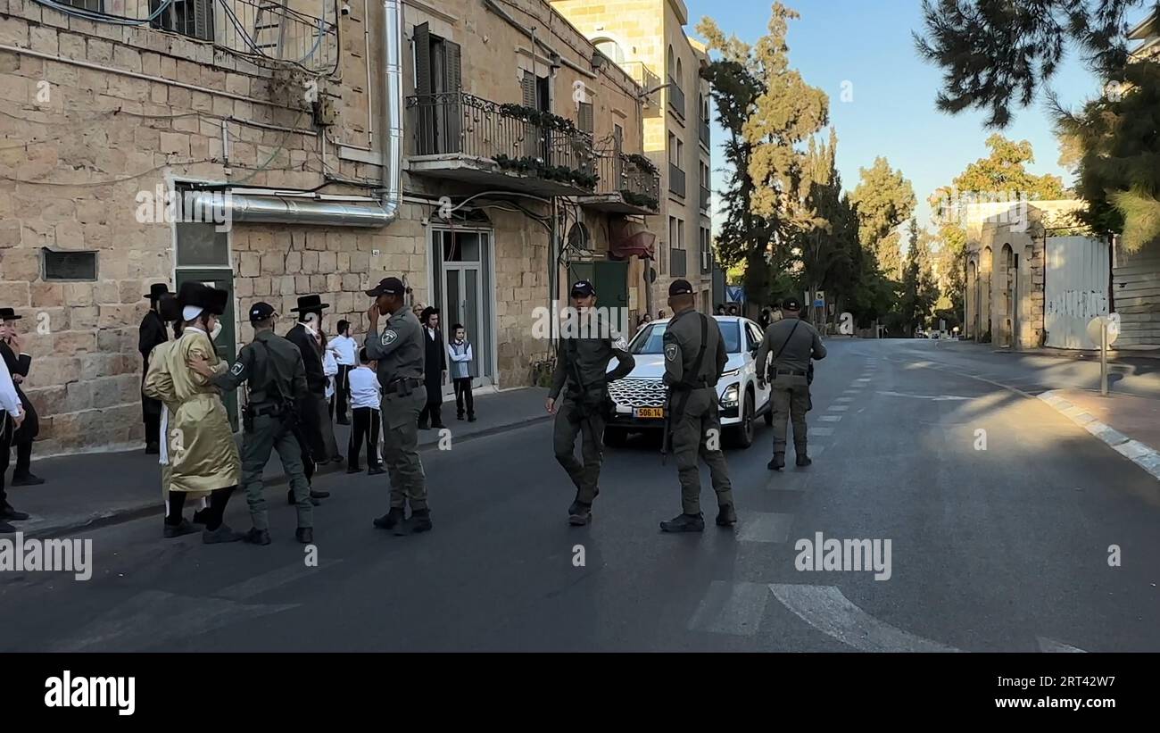 I membri delle forze di sicurezza israeliane dirigono il traffico e respingono gli ebrei ultra-ortodossi che cercano di impedire alle auto di guidare sulla strada ha-nevi'im, una strada centrale nel centro della città, durante lo Shabbat ebraico il 9 settembre 2023 a Gerusalemme, in Israele. La legge religiosa ebraica vieta i viaggi di sabato. Gli ebrei ultra-ortodossi considerano peccaminoso guidare lo Shabbat e sono irritati da coloro che lo fanno attraverso o vicino ai loro quartieri. Foto Stock