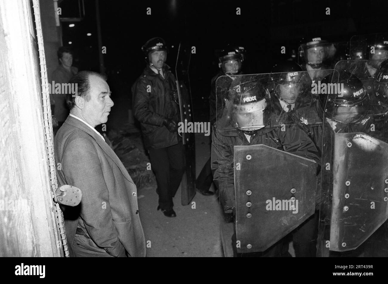 Toxteth Riots 1981 Regno Unito. La polizia con scudi si muove in avanti per spingere indietro i rivoltosi e fare arresti. I residenti locali stanno a guardare. Toxteth, Liverpool, Inghilterra circa luglio 1980s HOMER SYKES Foto Stock