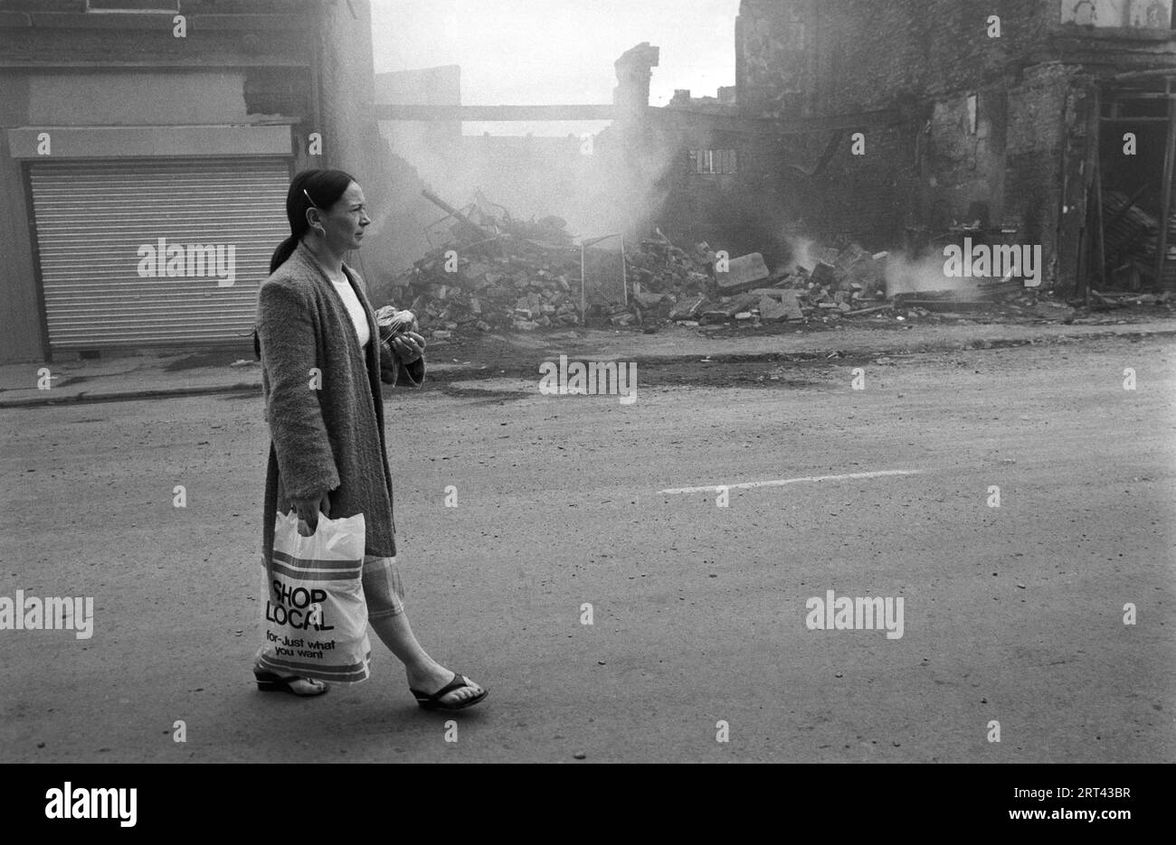 Toxteth Riots 1981 UK.la mattina dopo la notte dei disordini, una gente del posto esce per strada per osservare i danni causati dai disordini, dagli incendi e dagli edifici distrutti. Toxteth, Liverpool 8, Inghilterra circa luglio 1980s HOMER SYKES Foto Stock
