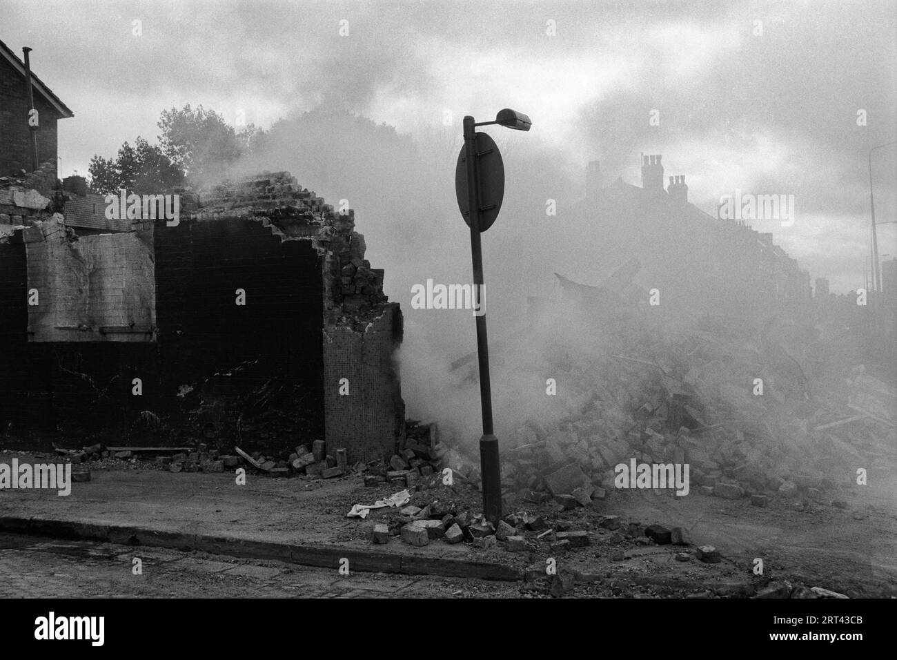 Toxteth Riots 1980s UK. Distruggi gli edifici che sono stati abbattuti per metterti al sicuro dopo i disordini un giorno o giù di lì. Toxteth, Liverpool 8, Inghilterra circa luglio 1981 HOMER SYKES Foto Stock