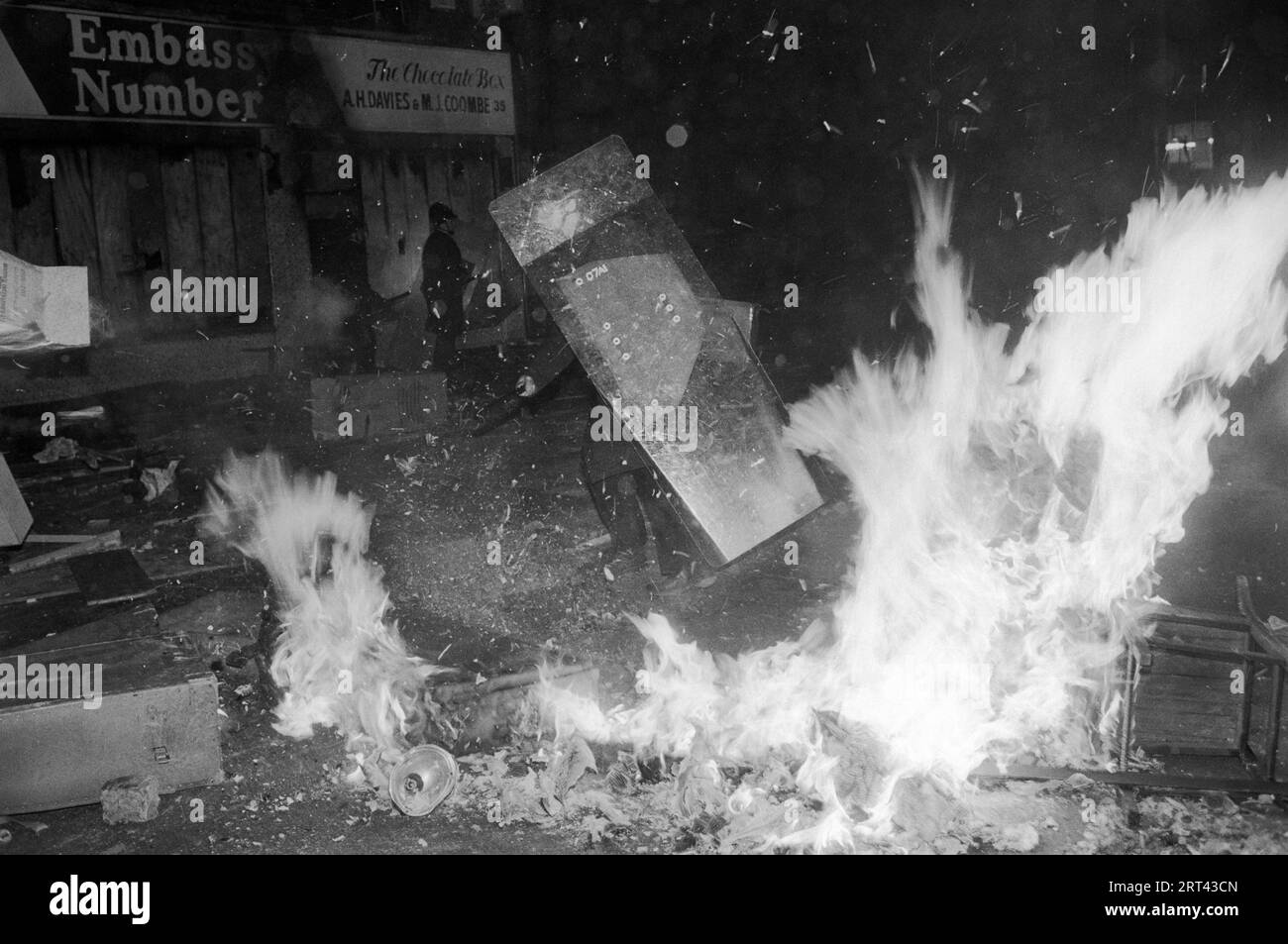 Toxteth Riots 1980s UK. Una bomba a benzina esplode mentre la polizia accusa i rivoltosi. Toxteth era un quartiere del centro di Liverpool, noto anche come Liverpool 8. Toxteth, Liverpool, Inghilterra circa luglio 1981. HOMER SYKES Foto Stock