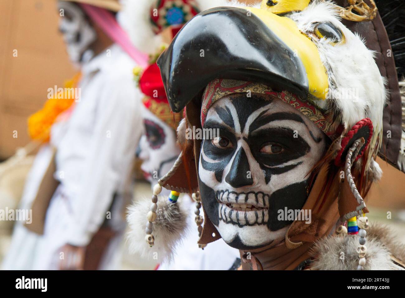 Cuetzalan, Puebla, Messico; noviembre 01 2021: Uomo vestito in costume per celebrare il giorno dei morti. Foto Stock