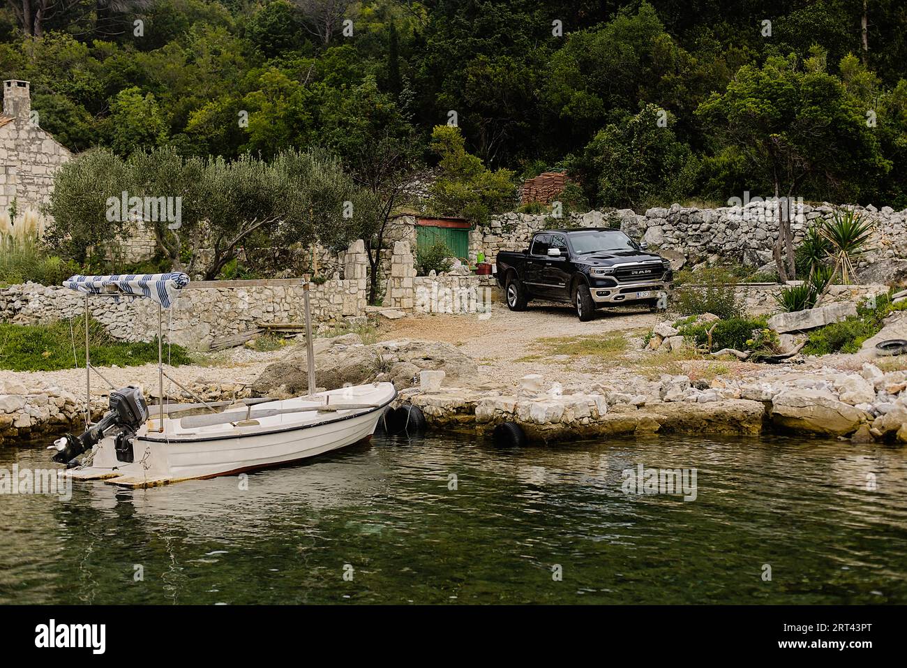 Dodge RAM Limited Truck sulla costa rocciosa. Isola di Korcula in Croazia. Foto Stock