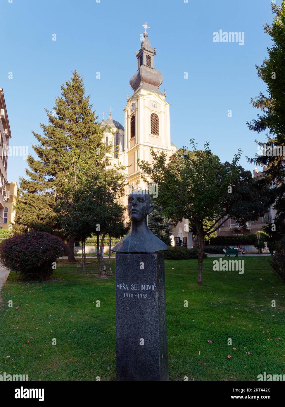 Piazza della Liberazione e Monumento all'uomo multietnico con chiesa cattedrale della Natività di Theotokos, Sarajevo, 10 settembre 2023. Foto Stock