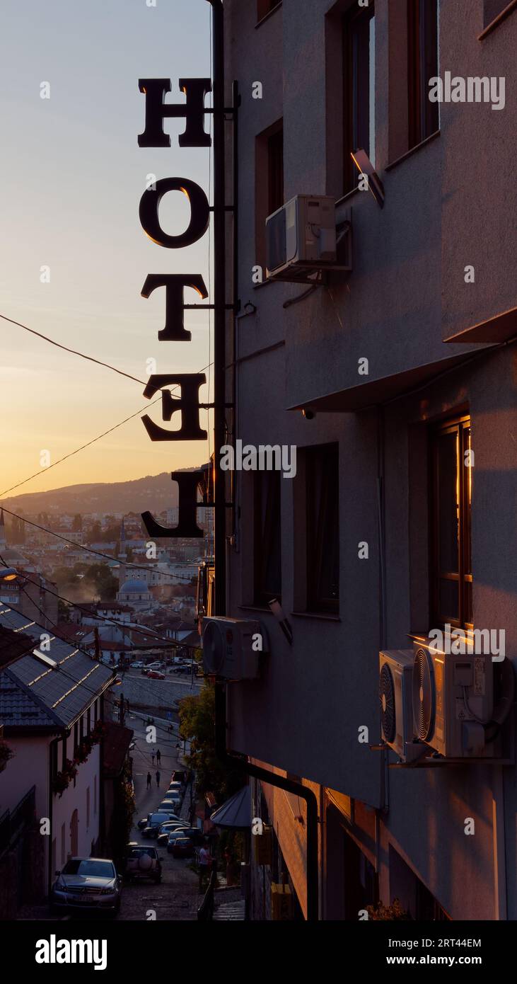 Vista da un hotel in cima a una strada ripida in una serata estiva che si avvicina al tramonto su Sarajevo, Bosnia ed Erzegovina, 10 settembre 2023 Foto Stock