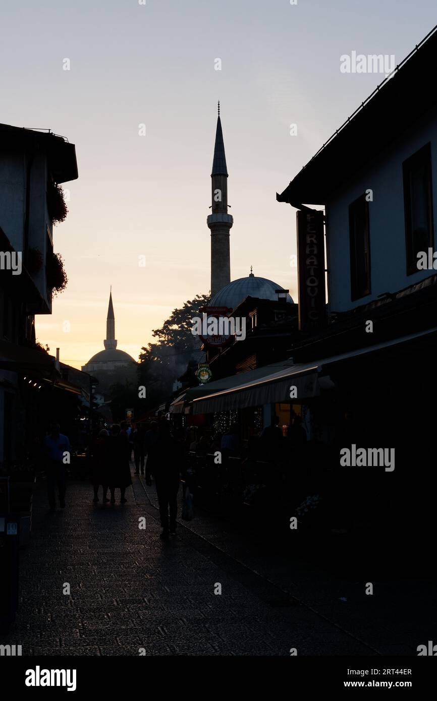 Minartes in silhouette di notte nella città di Sarajevo, Bosnia ed Erzegovina, 10 settembre 2023 Foto Stock