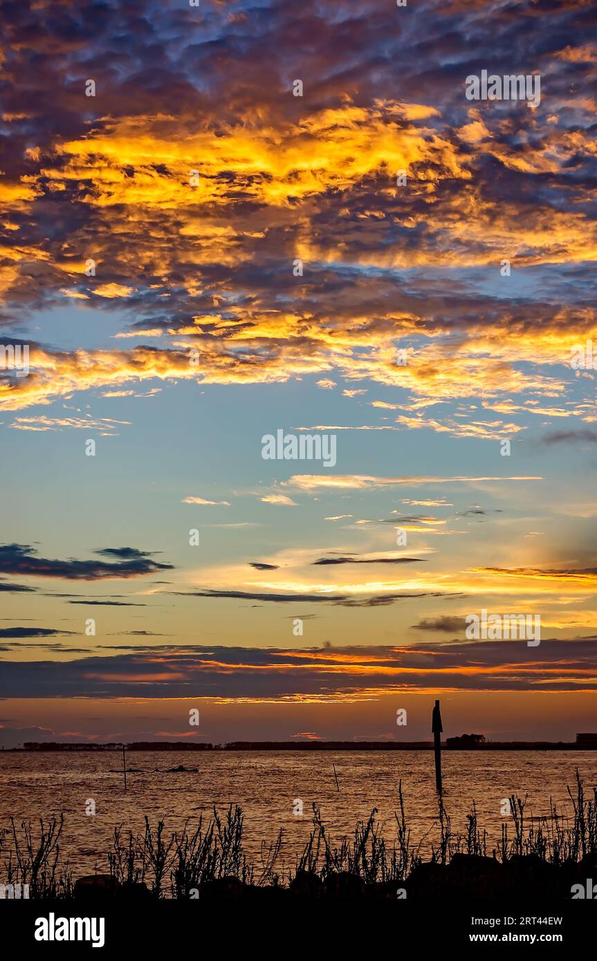 Un pomeriggio tempestoso lascia il posto a un tramonto spettacolare su Coden Beach, il 2 settembre 2023, a Coden, Alabama. Foto Stock