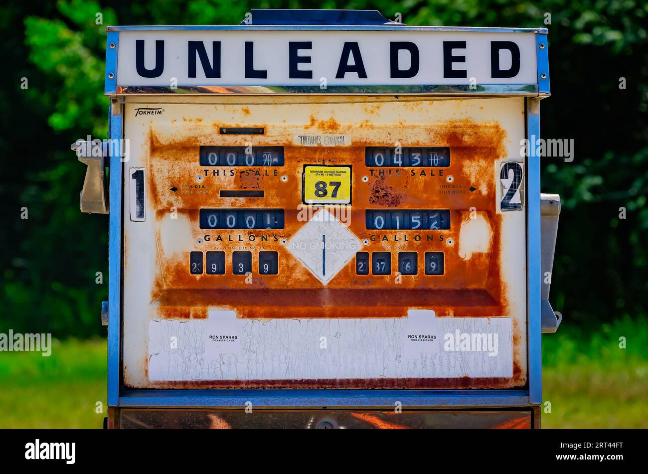 Una pompa di benzina abbandonata è raffigurata al donna's Grocery and Deli, 4 agosto 2023, a Coden, Alabama. Foto Stock