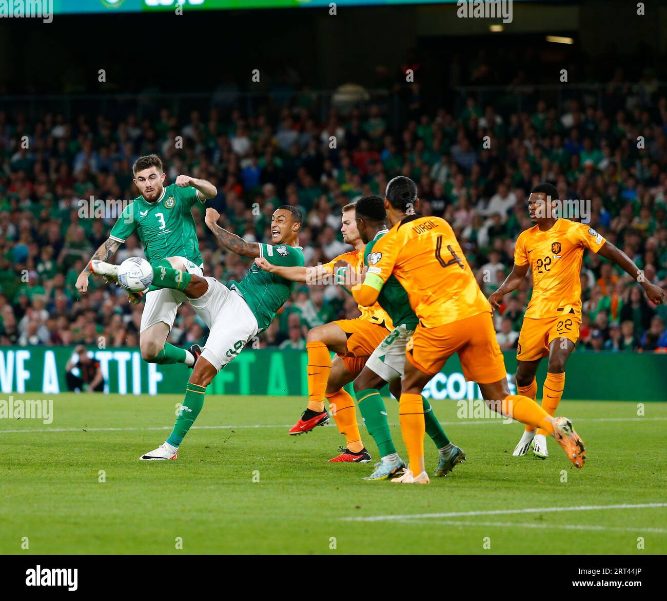 Aviva Stadium, Dublino, Irlanda. 10 settembre 2023. Qualificazione International Football Group B Euro 2024, Repubblica d'Irlanda contro Paesi Bassi; Ryan Manning e Adam Idah attaccano i Paesi Bassi credito goal: Action Plus Sports/Alamy Live News Foto Stock