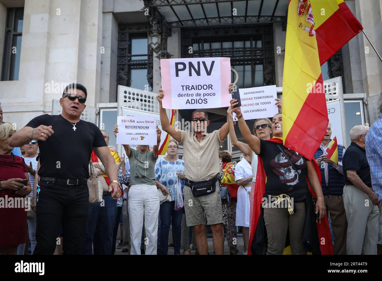 Madrid, Spagna. 10 settembre 2023. Un gruppo di dimostranti tiene dei cartelli durante il raduno. I sostenitori della destra spagnola si sono riuniti alle porte del municipio di Madrid per protestare contro il governo del primo ministro in carica Pedro Sánchez e la possibile amnistia a favore del leader politico catalano Carles Puigdemont, in fuga dalla giustizia. Credito: SOPA Images Limited/Alamy Live News Foto Stock