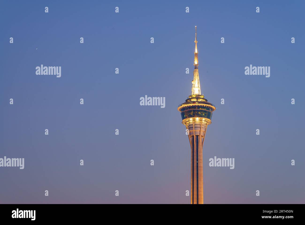 Vista ad alto angolo del tramonto del Centro Congressi e intrattenimenti della Torre di Macao Foto Stock