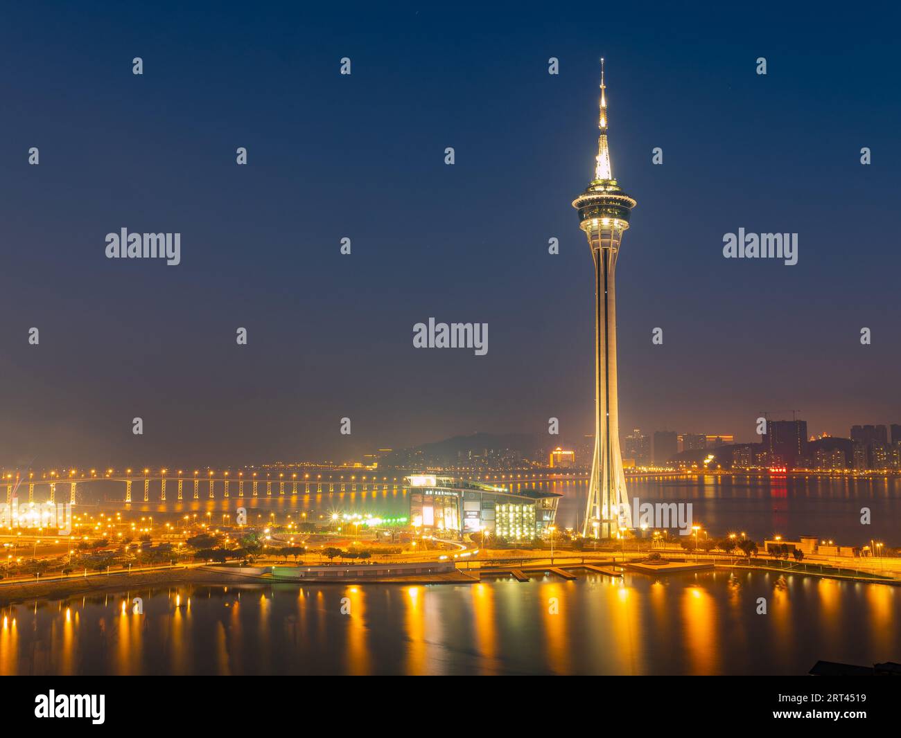 Vista ad alto angolo al tramonto del Centro Congressi e intrattenimenti della Torre di Macao e del paesaggio cittadino di Macao Foto Stock
