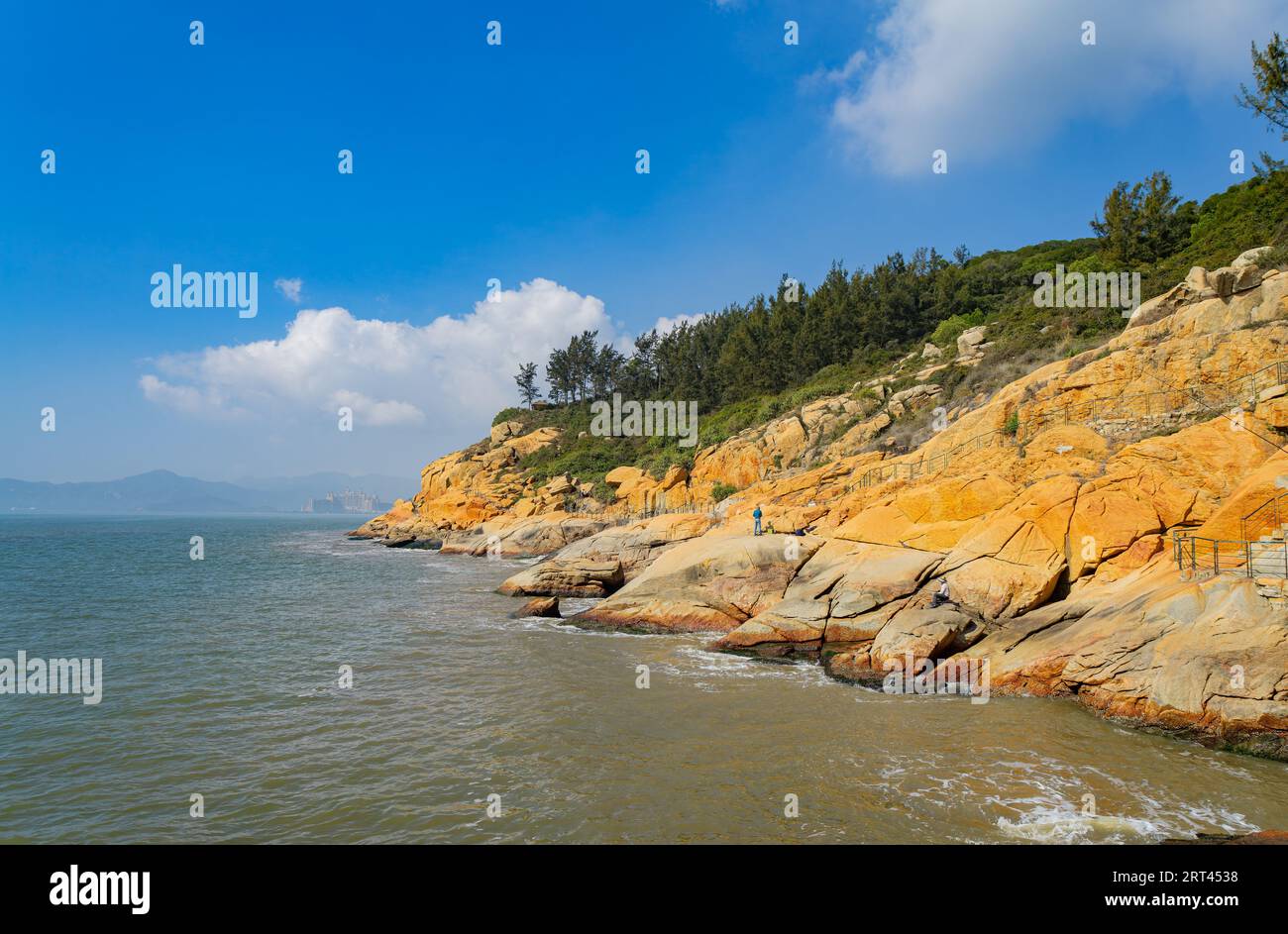 Vista soleggiata del paesaggio intorno al sentiero costiero Hac sa Long Chao Kok a Macao Foto Stock