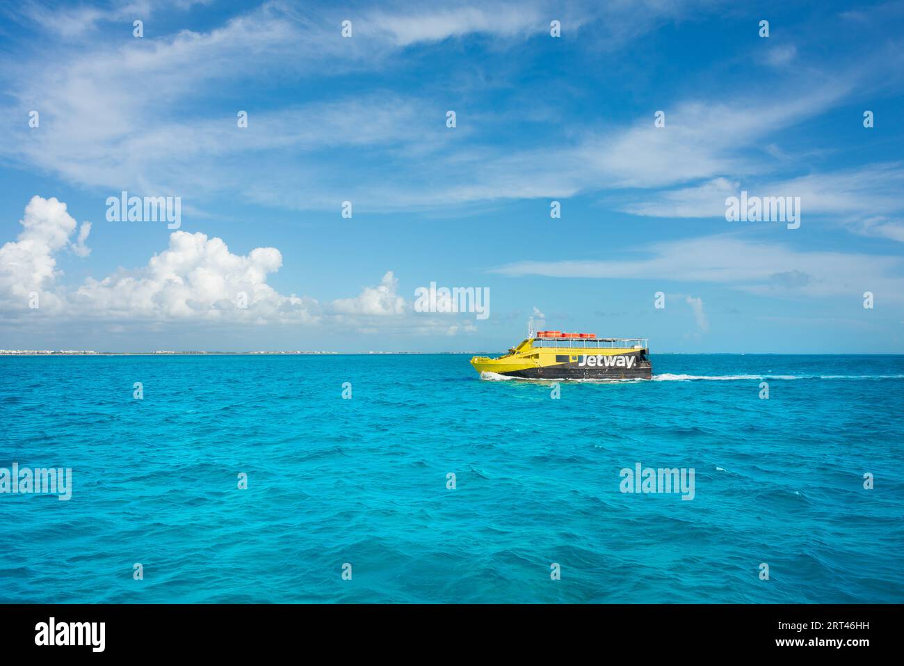 cancun, cancun, 20 08 23, il traghetto giallo naviga durante una giornata estiva e il mare blu con clima calmo Foto Stock