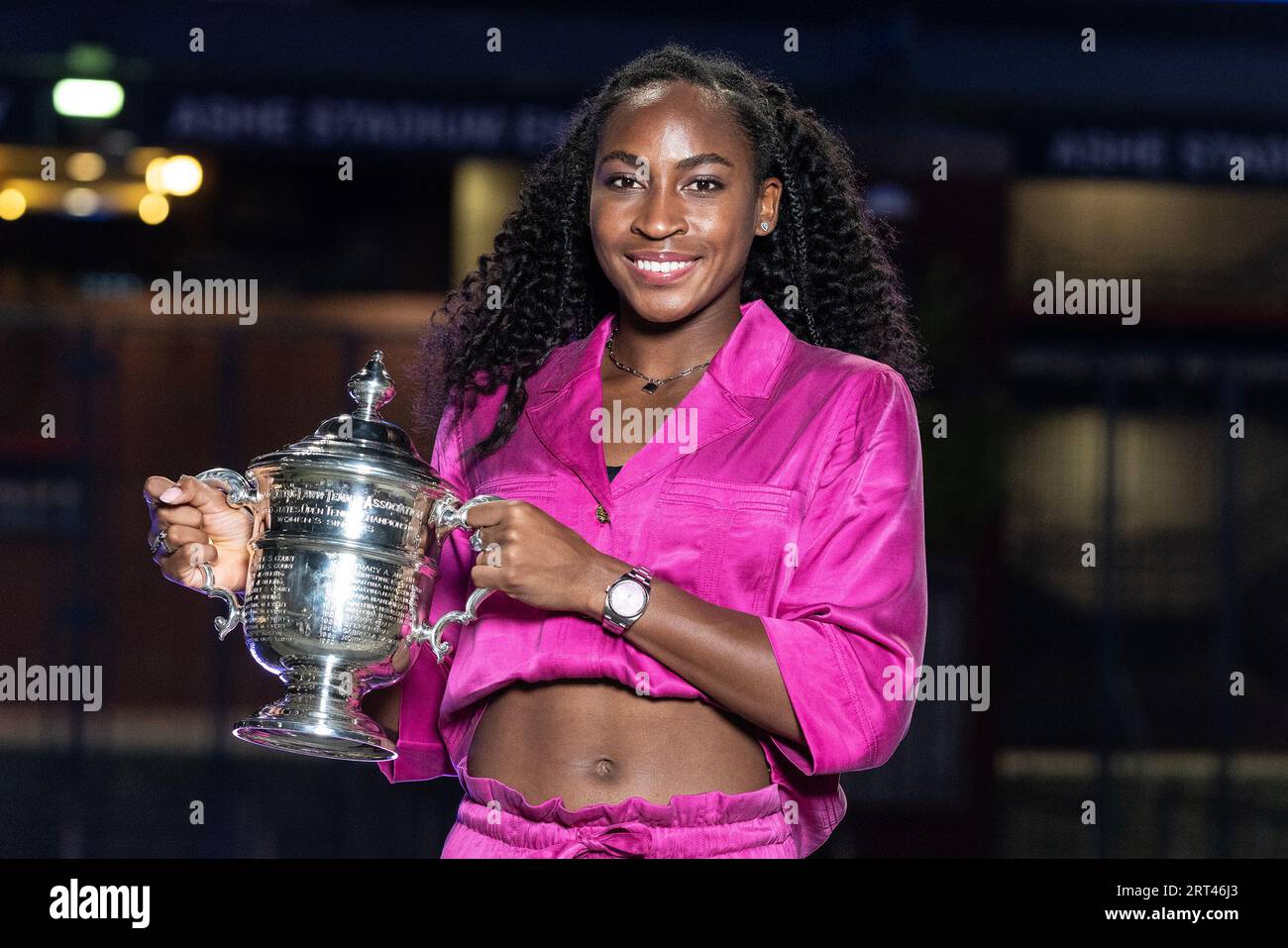 New York, Stati Uniti. 9 settembre 2023. Coco Gauff indossa l'abito di Ganni, vincitrice del campionato femminile degli US Open posa con trofeo davanti alla fontana al Billie Jean King Tennis Center di New York (foto di Lev Radin/Pacific Press) credito: Pacific Press Media Production Corp./Alamy Live News Foto Stock