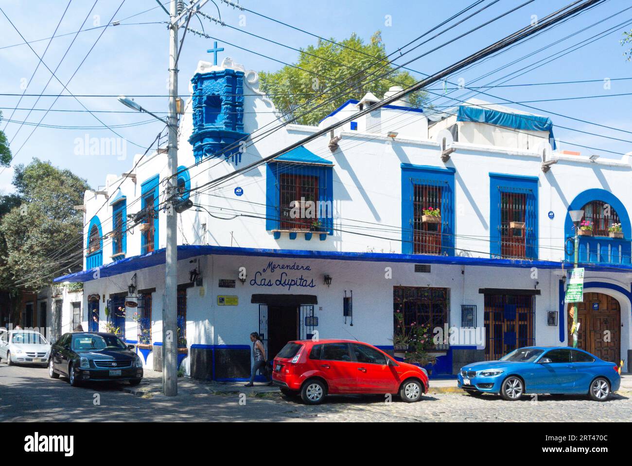 Città del Messico, CDMX, Messico, Un'architettura bianca e blu con uno stile coloniale nel quartiere Coyoacan di città del Messico. Foto Stock