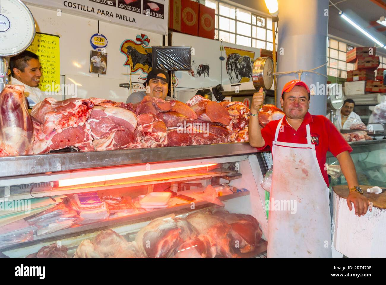 Città del Messico, CDMX, Messico, 5 febbraio 2018, macellaio messicano in un Mercado che significa un mercato alimentare in Messico. Foto Stock