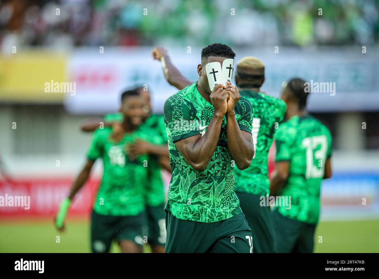 Akwa Ibom, Nigeria. 10 settembre 2023. Nigeria vs Sao Tome, qualificazioni alla Coppa d'Africa CAF. Taiwo Awoniyi celebra il suo obiettivo con Victor Osimhen. Victor modo Credit: Victor modo/Alamy Live News Foto Stock