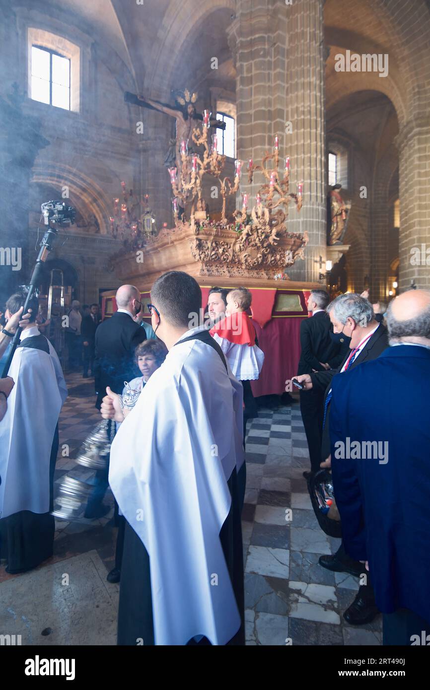 Jerez de la Frontera, Spagna - 10 settembre 2023: Partenza dalla chiesa circondata dalla gente durante la settimana Santa a Jerez de la Frontera in Andalusia, Foto Stock