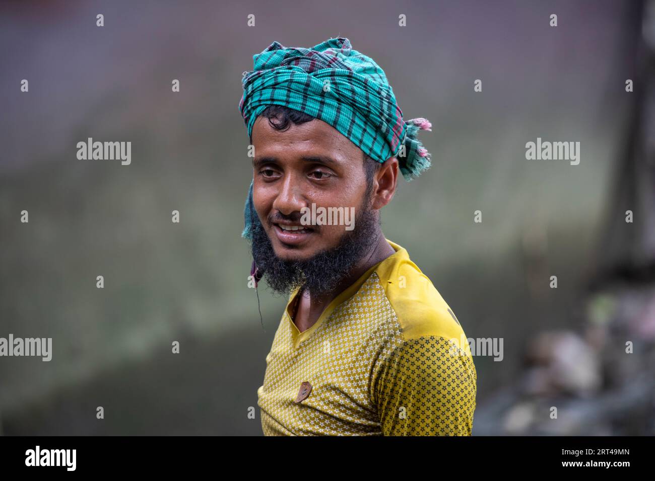 Ritratto di un agricoltore bengalese a Najirpur, Pirojpur, Bangladesh, che riflette la forza, la resilienza, e dignità della vita rurale. Foto Stock